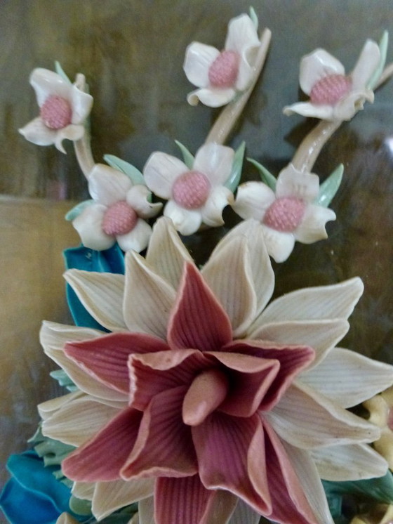 Image 1 of Quadro in porcellana d'epoca con fiori applicati molto finemente...,