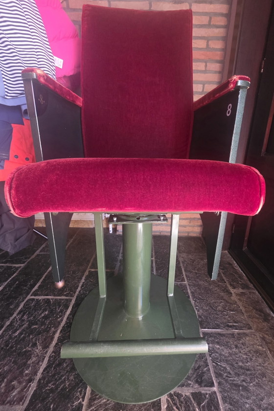 Image 1 of Fauteuil de cinéma vintage, en velours rouge, avec base pivotante verte