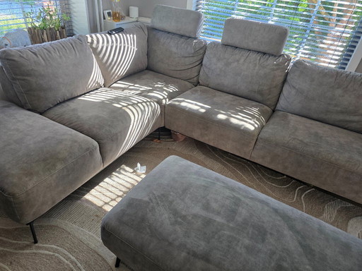 Divano angolare Domingo con pouf e poggiatesta e chaise longue con USB