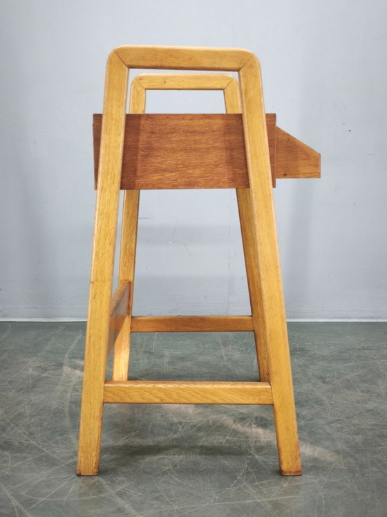 Image 1 of Table d'appoint en chêne tchèque des années 1960 avec tiroir de rangement intégré
