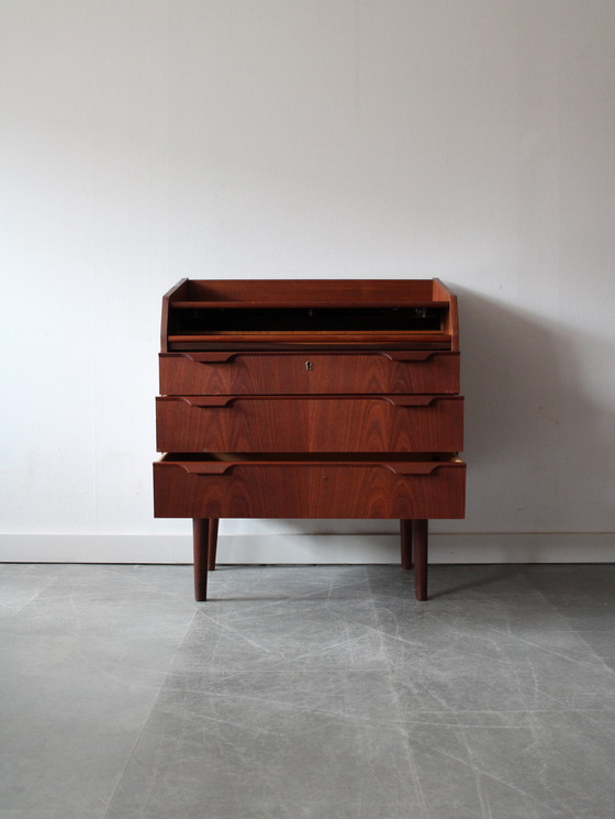 Image 1 of Coiffeuse danoise vintage en teck