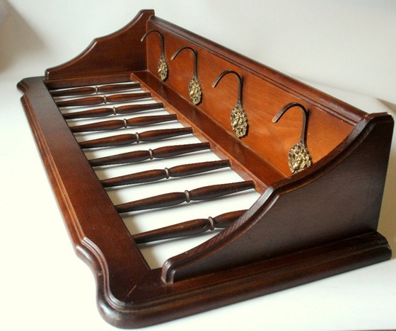 Image 1 of Armoire rockabilly en noyer des années 1950 avec étagère à chapeaux et 4 crochets en laiton - Vintage