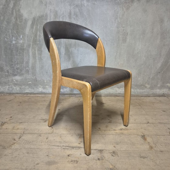 Image 1 of Chaise de salle à manger vintage à dossier incurvé, bois et similicuir, Tchécoslovaquie, années 1970