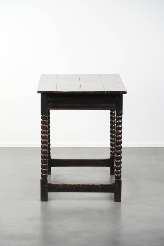 Image 1 of Uniek mooie antieke Engelse side table van eikenhout uit de 18e eeuw met een lade en mooie bobbin gedraaide poten