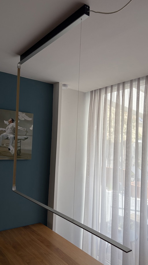 Lámpara colgante Nimbus modelo Línea C, 120 cm de largo, 110 cm de alto, aluminio anodizado, LED de 24 W y regulable.