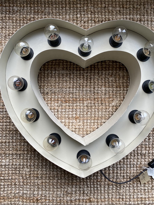 Lámpara de pared vintage de metal con forma de corazón de la India.