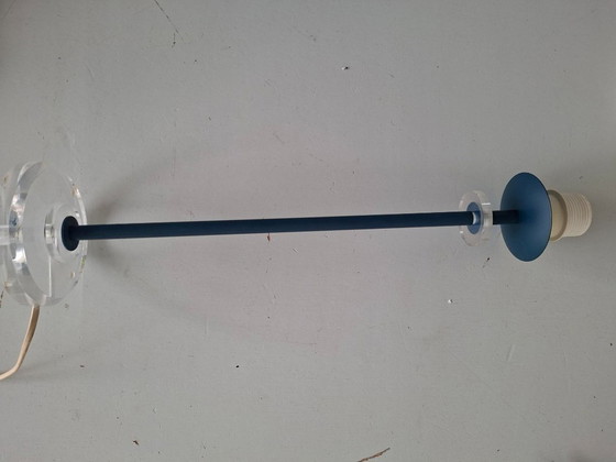 Image 1 of Lampe de table au design vintage avec base en plexiglas – métal bleu – style années 80/90