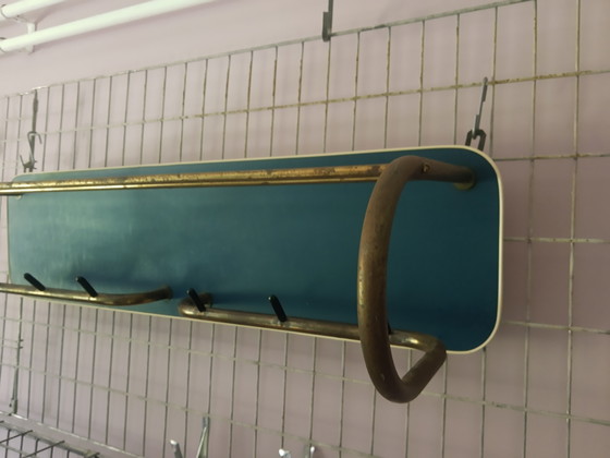 Image 1 of Porte-manteau mural original bleu pétrole des années 50, cadre tubulaire doré
