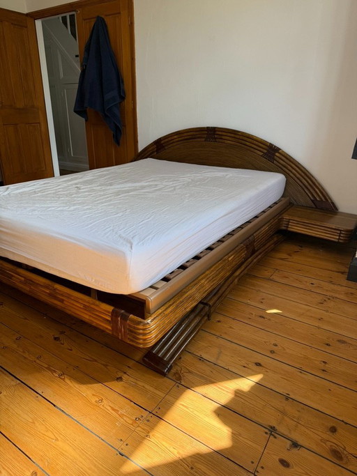 Braunes Rattan Doppelbett mit integriertem Kopfteil und Nachttischen