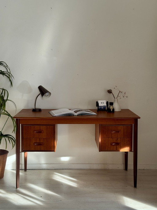 Scrivania danese vintage in teak degli anni '60