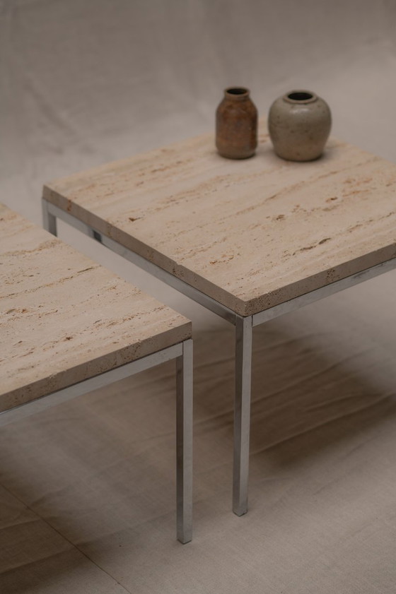 Image 1 of Ensemble de deux tables d'appoint modernistes en travertin et chrome - années 1970