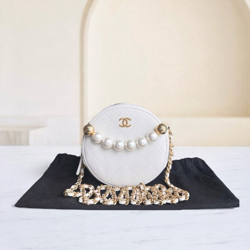 Pochette Chanel rotonda con perle e catena in pelle di vitello bianca con finiture in oro anticato 29