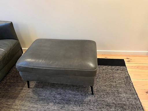 Vilmers: sofá de cuero (4 plazas) y reposapiés