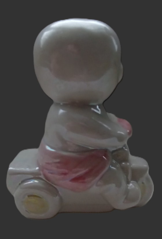Image 1 of Lüsterware-Figur aus der Mitte des 20. Jahrhunderts – Baby auf Dreirad – Davis & Freeman (Japan/USA)