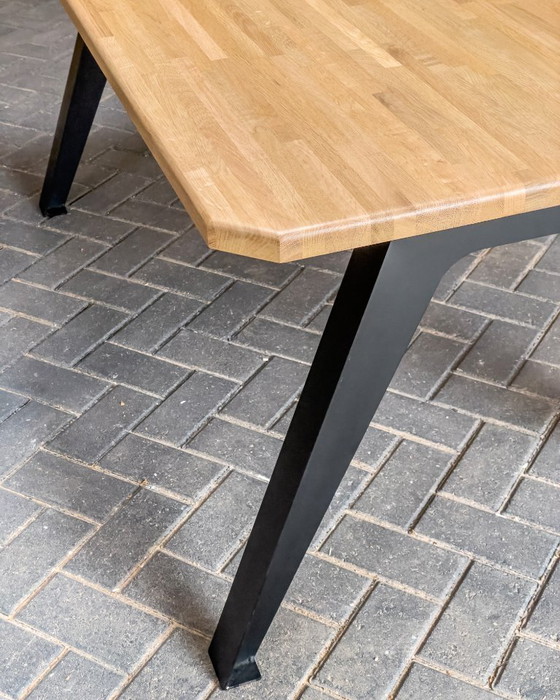 Image 1 of Table de salle à manger en chêne massif, design artisanal – Neuve et unique