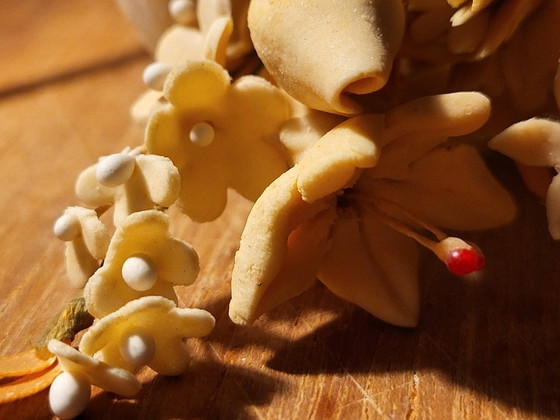Fleurs de Sucre Anglaises sous Cloche en Verre sur Plateau en Bois, Englische Konditoren Zuckerkunst (photo 13 sur 15)