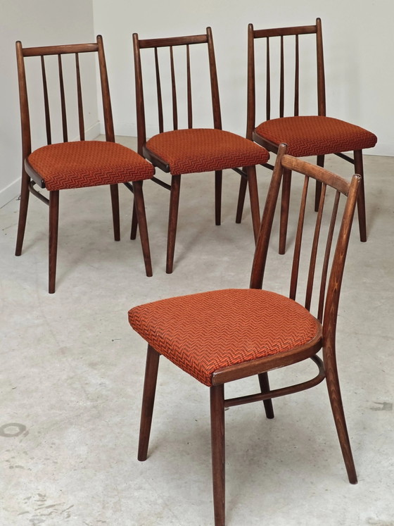 Juego de 4 sillas de comedor TON Bystrice Antonin Suman tela naranja – Thonet, Wood, Mid Century Modern (photo 4 of 16)