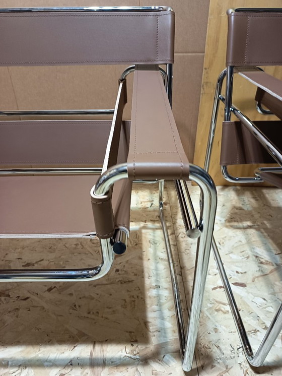 Image 1 of Poltrone Knoll Wassily B3 2 nuove/usate in pelle color noce di Marcel Breuer € 4.400
