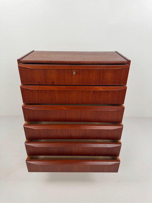 Commode danoise en teck – Élégance de la façade sculptée