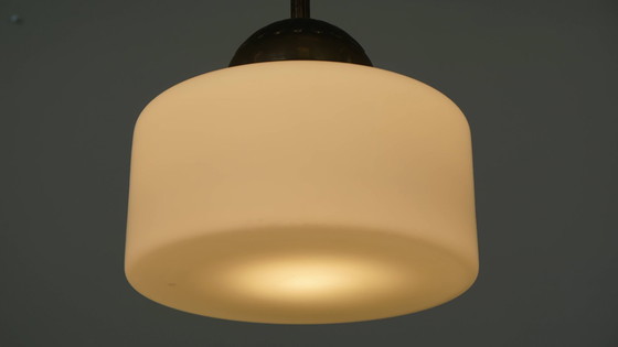 Image 1 of Suspension vintage classique en verre et laiton