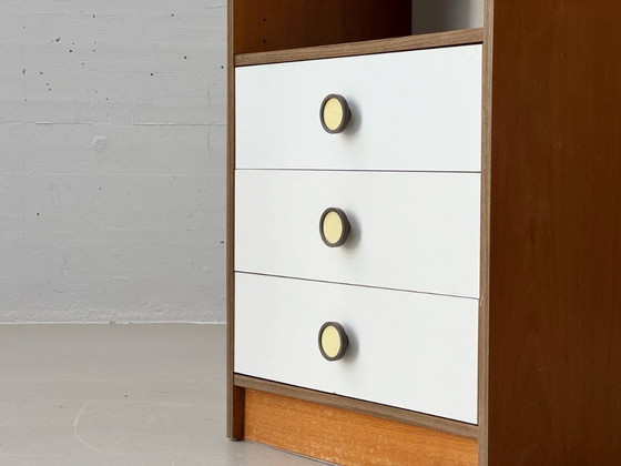 Image 1 of Armoire haute étroite de style milieu du siècle avec tiroirs, années 1960