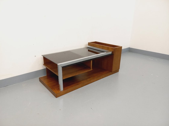 Image 1 of Vintage modernistische rechthoekige salontafel met houten nissen, chroom en rookglas uit de jaren 70.