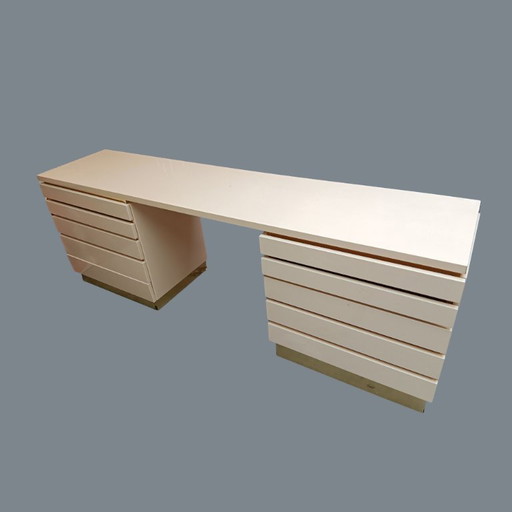 Jean-Claude Mahey coiffeuse / bureau in lak met messing plint 70's