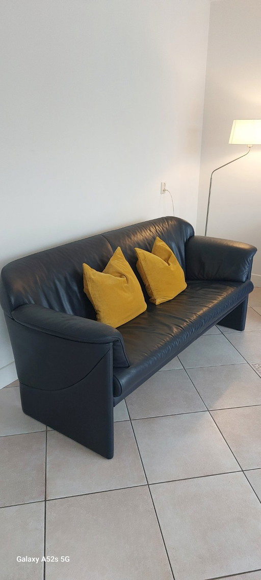 Sofá y sillones de cuero azul oscuro