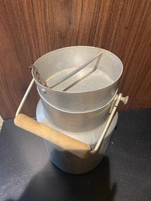 Milchkanne aus Aluminium, 3 Liter – Klappdeckel – Kette und Holzgriff – Frankreich, 1940er-1960er Jahre (photo 2 of 4)