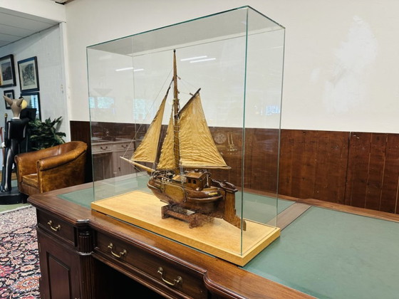 Ancien voilier Hengst dans une vitrine – Objets déco, Verre, Textile (photo 3 of 13)