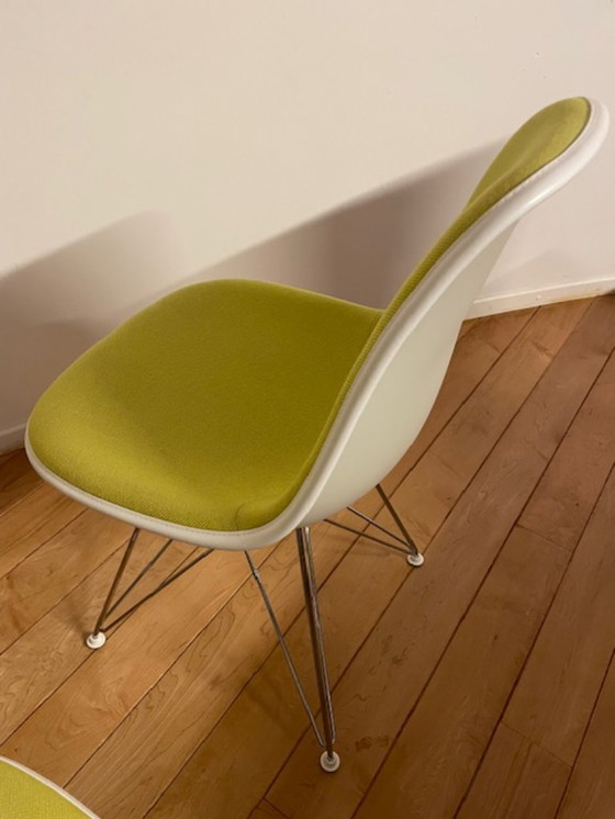 Image 1 of 6 chaises d'appoint VITRA EAMES entièrement recouvertes de tissu jaune/vert pastel