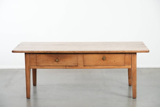 Antieke Franse salontafel gemaakt van vruchtenbomenhout uitgevoerd met twee lades