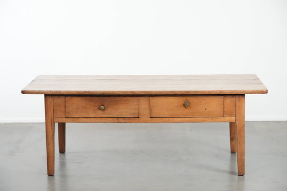 Image 1 of Antieke Franse salontafel gemaakt van vruchtenbomenhout uitgevoerd met twee lades