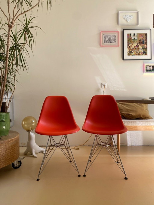 2 Vitra Eames chairs