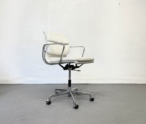 Silla de escritorio Hermann Miller con acolchado suave de cuero EA 208