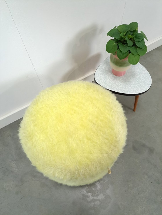 Image 1 of Pouf giallo soffice, sgabello contenitore, cesto della biancheria su ruote
