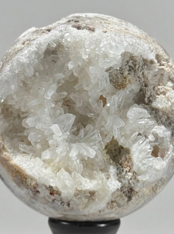 Image 1 of Dúo de pirita y cuarzo cristalino: escultura mineral sobre pedestales.