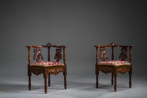 Italienische Eckstühle im Stil der Renaissance des 19. Jahrhunderts aus geschnitztem Nussbaumholz, 2er-Set
