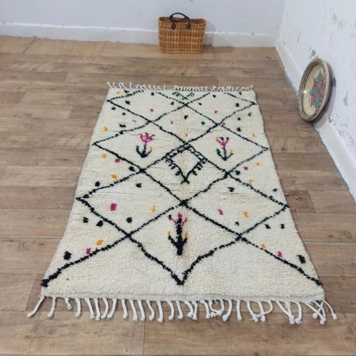 Wollen Azilal vloerkleed crème – ruiten en bloemmotieven handgeweven (173×110 cm)