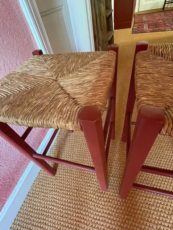 Image 1 of Schöne alte rote Barhocker mit Korbsitzen