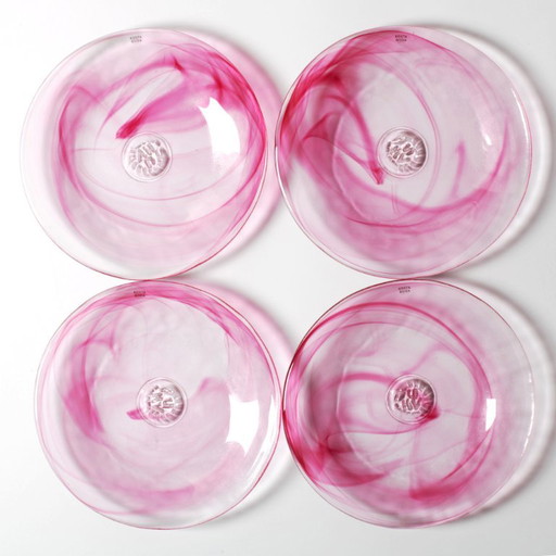 Juego de 4 Platos de Postre de Cristal Kosta Boda 'Mine' de Ulrica Hydman Vallien / Suecia / 2002
