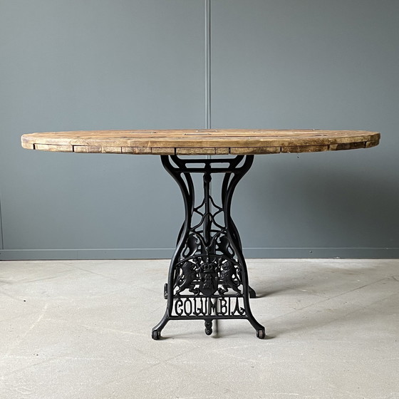 Image 1 of Vintage Industriële Eettafel – Eikenhout – Gietijzer