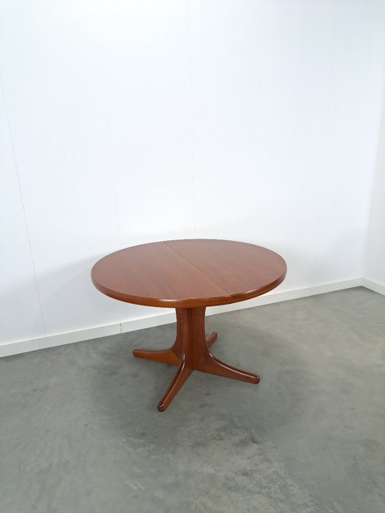 Image 1 of Rond ovaal teak uitschuifbare eettafel vintage