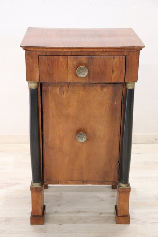 Antico comodino in noce, Italia, inizio XIX secolo