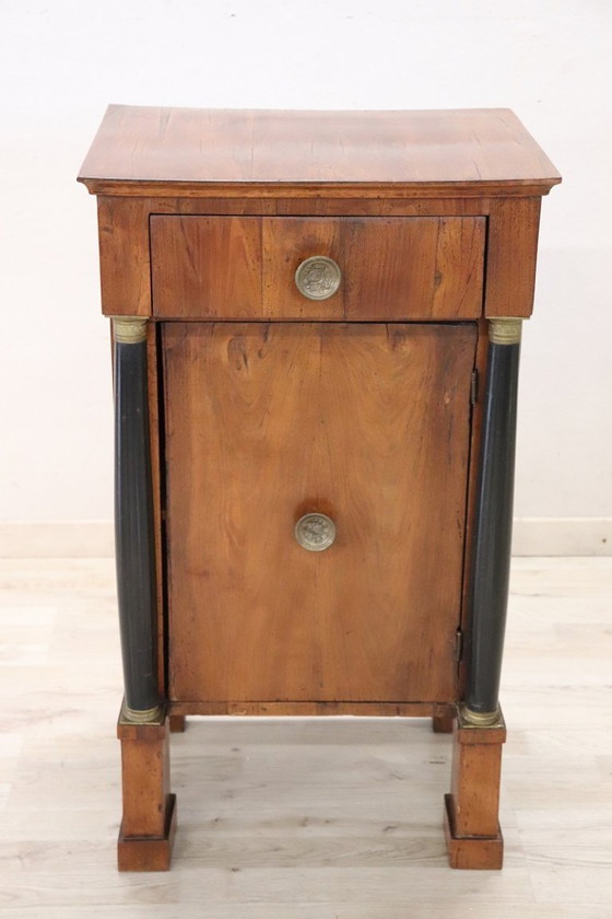 Image 1 of Antico comodino in noce, Italia, inizio XIX secolo