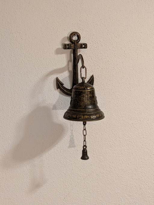 Hermosa campana de barco antigua con ancla ⚓