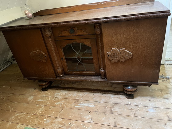 Image 1 of Antiek dressoir met glas in lood en houtsnijwerk