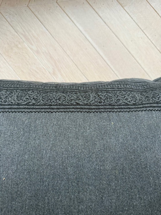 Image 1 of Großes graues Bodenkissen mit schwarzem Paisley-Rand