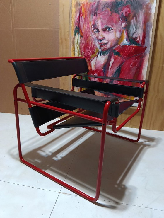 Image 1 of Bolso Knoll Wassily B3 rojo mate, nuevo-usado, en piel negra, de Marcel Breuer.