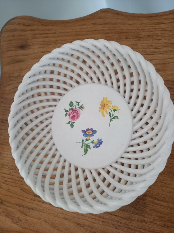 Image 1 of Vintage Herend Hungary gevlochten porseleinen mandje met bloemen